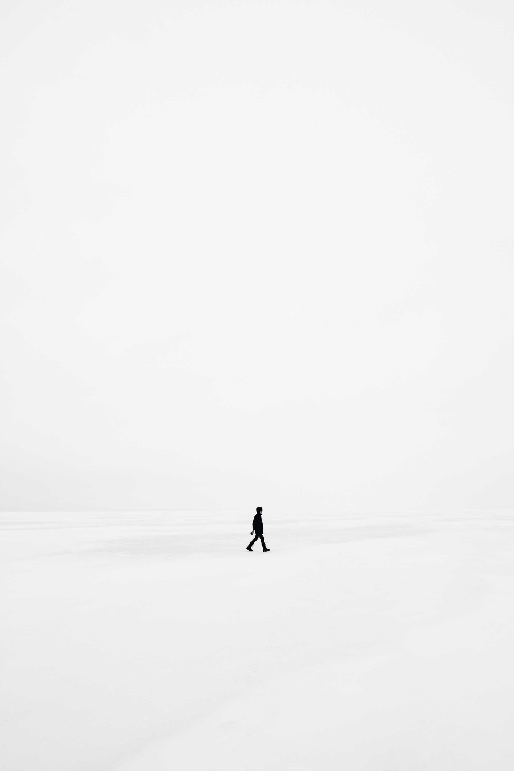 homme-marche-neige